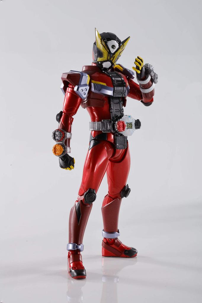 TAMASHII NATIONS Kamen Rider Gates, pohyblivá malovaná figurka SHFiguarts o velikosti cca 145 mm, PVC a ABS