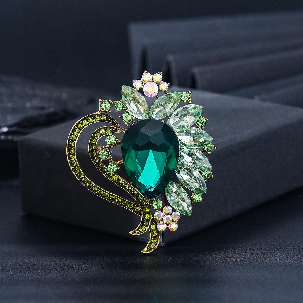 Retro Crystal Susceptible Dress Brooch Personality Versatile High-end Clothing Coat Coat Accessories