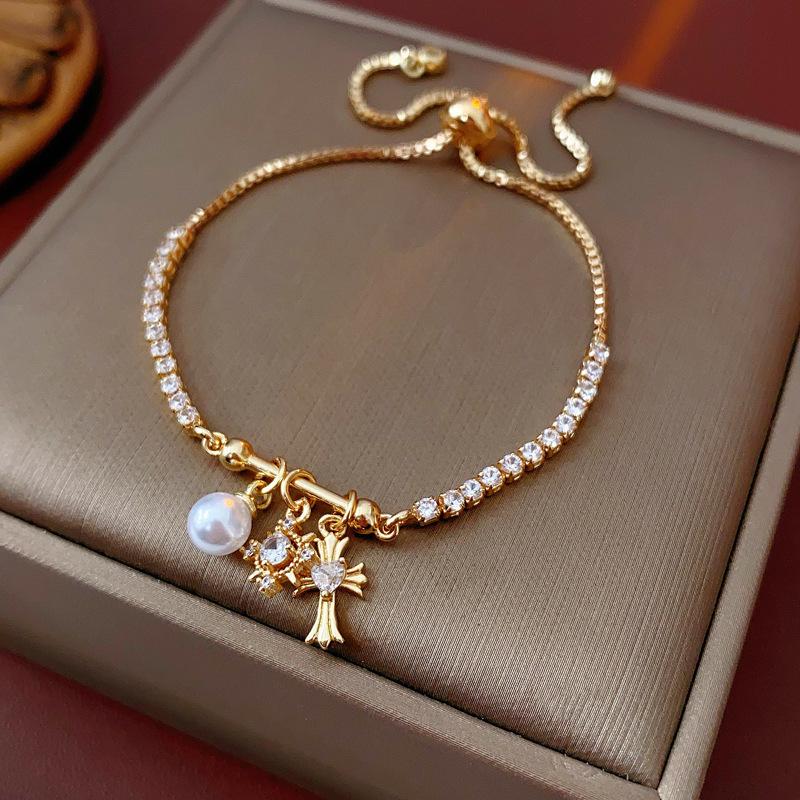 Gold-Plated Zircon Heart Bracelet: Exquisite, Versatile High-End Fashion Jewelry.