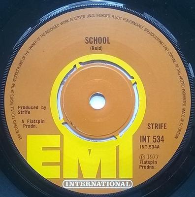 7-Zoll Schallplatte STRIFE - School INT534 EMI International 1977 UK Rock Gebraucht