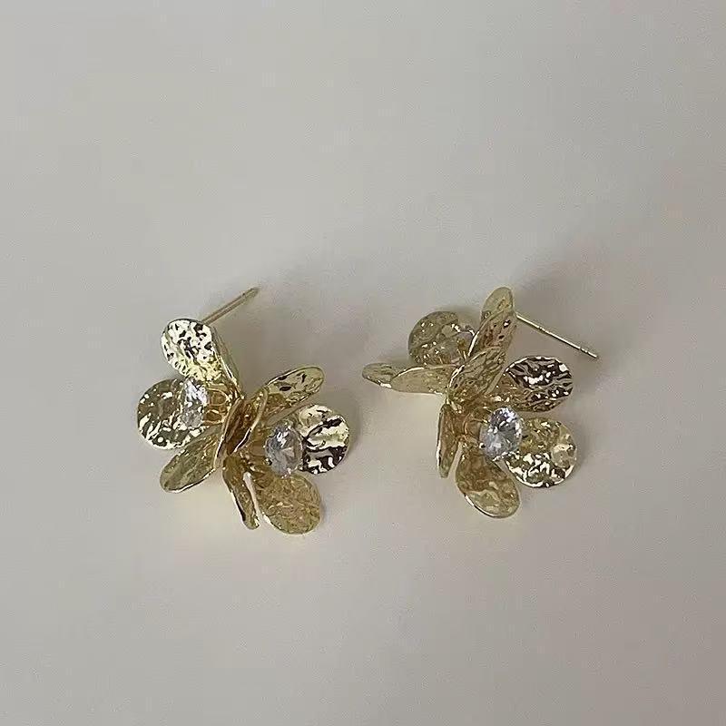 Exquisite Double-Layer White Flower Stud Earrings: Light Luxury with Niche Texture Design
