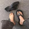 2025 Damen Flip-Flops mit Höhenabsatz: Dicksohlige, vielseitige Sommerslipper für Outdoor-, Strand- und Freizeitkleidung.