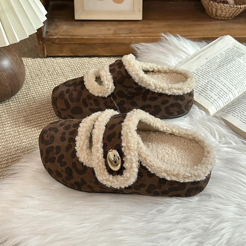 Baumwoll-Schleppschuhe mit dicker Sohle für Damen sind aus Samt, um warm zu halten. Im Winter sind die neuen Outdoor-Hausschuhe mit innerer Erhöhung vielseitig kombinierbar.