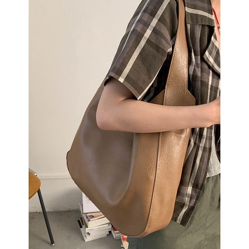 

Bag Large capacity women s underarm commuter bag 2025 new solid color simple tote bag soft shoulder bag хаки
