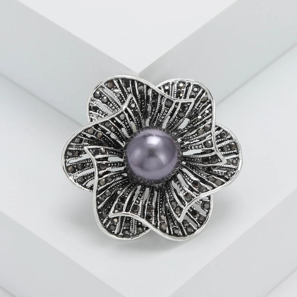 Elegant Pearl Gun Black Flower Brooches for Women Rhinestone Plant Pins Event Party Backpack Decoration Clothes Accessories