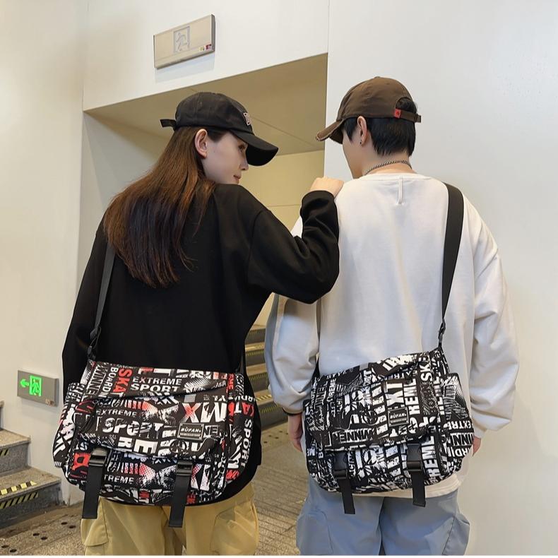 2024 Neue Street Herren- und Damen-Umhängetasche Großes Fassungsvermögen Bedruckte Schultertasche Koreanische Mode Studenten-Rucksack Aufbewahrungstasche