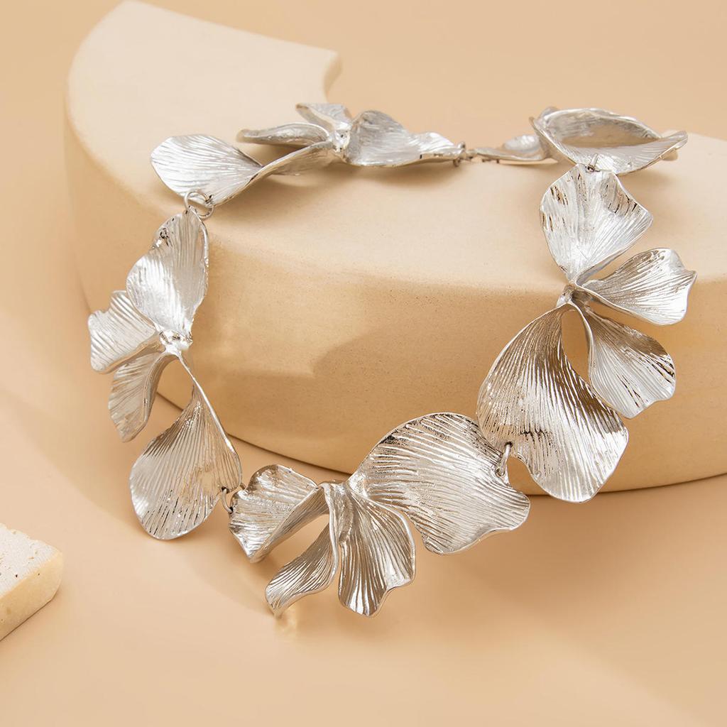 European Metallic Flower Collarbone Necklace Retro Simple Niche High‑End Jewelry