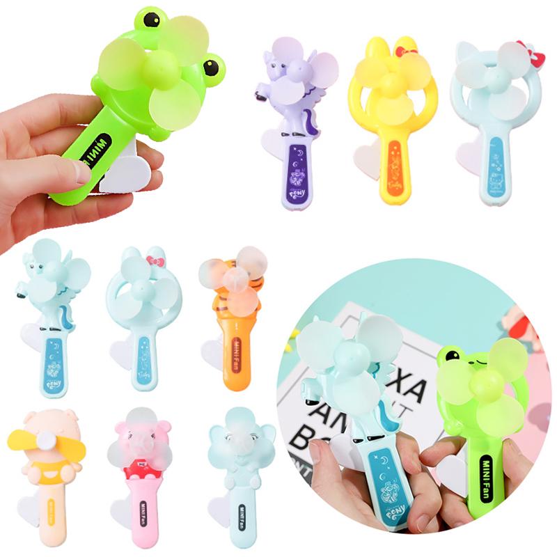 2-8 Stück Mini-Handventilator Cartoon Handheld-Ventilatoren Zufälliger Stil Tragbarer Handdruck Bunter Ventilator Geeignet für Schulklassenpreise ZYF