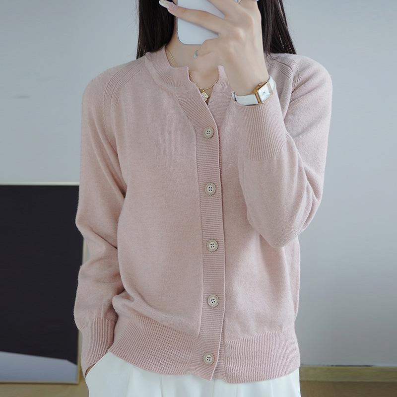 

Стильный женский кардиган крупной вязки на осень/зиму с круглым вырезом - универсальный и уютный. Double Extra Large