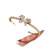 Elegantes Zirkon Buchstaben Blumen Armband: Hochwertiger vielseitiger Armreif für Damen