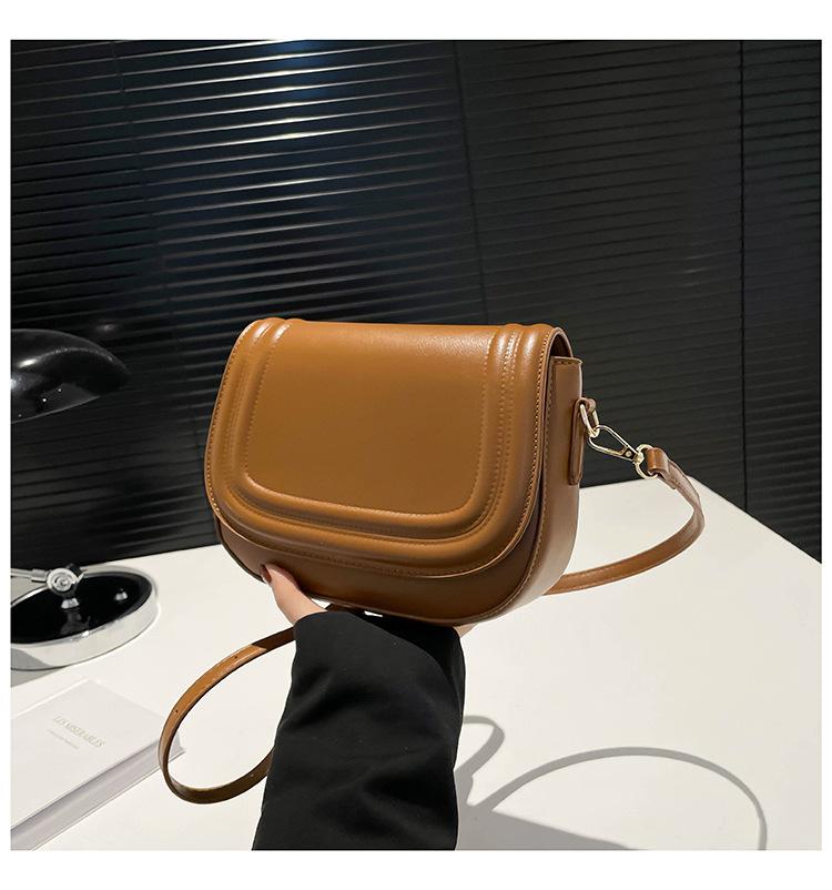 

New high-texture solid color PU solid color shoulder messenger bag small square bag simple versatile saddle bag коричневий