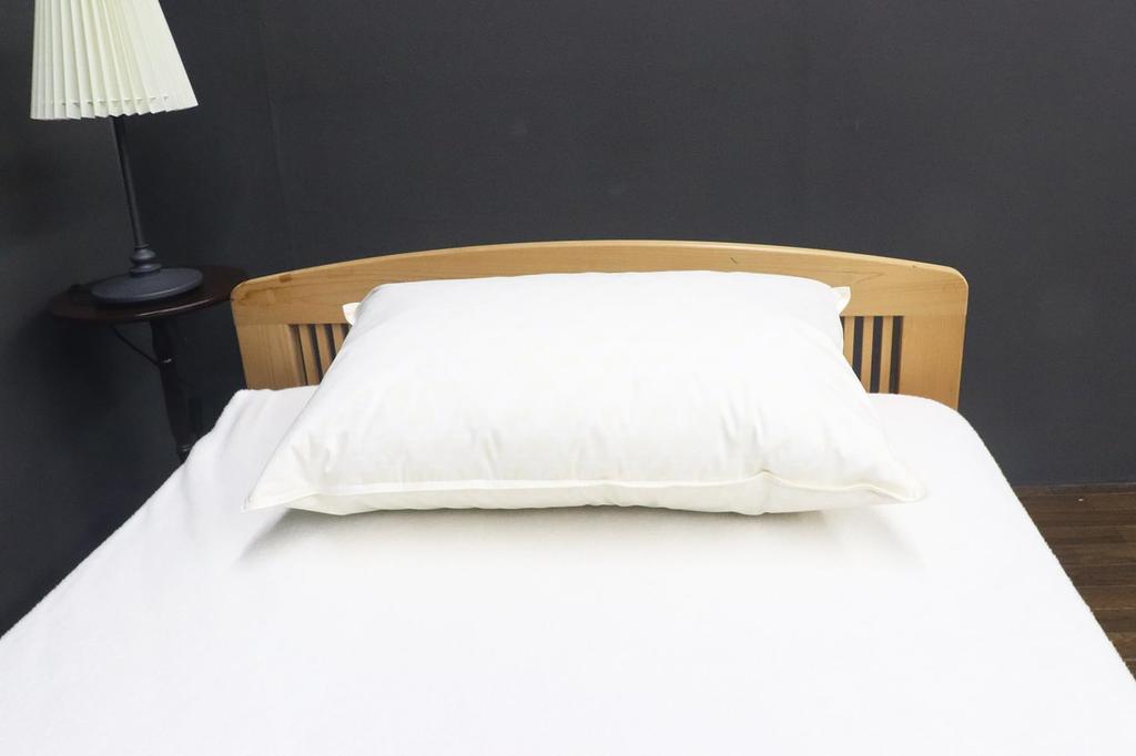 Romance Kosugi Feather Pillow, Made In Japan with High-Quality Silver Down. Filling: 90% Down, 10% Feather (Silver Down). Filling Weight: 0.45 Kg.