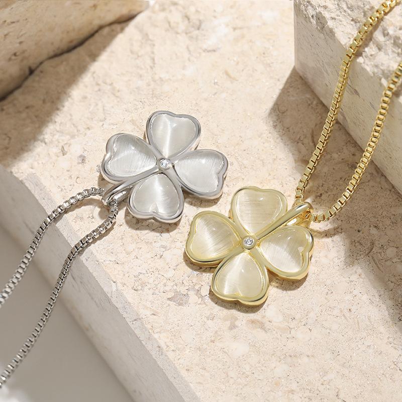 Small Heart Three-Dimensional Petal Pendant Necklace, High-End Design Sense Lucky Chalcedony Four-Leaf Clover Necklace