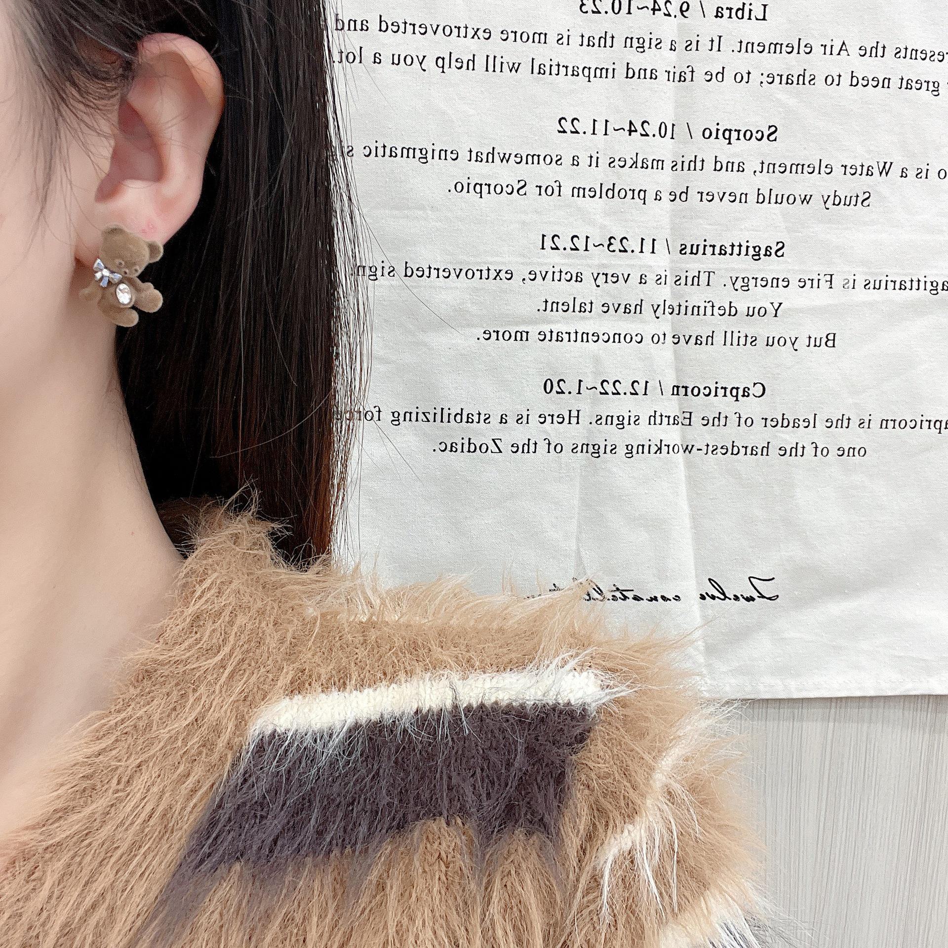 

Ожерелье Hello Dongdaemun Bow Bear - Зимний стиль TikTok Fashion Sitting Flocked Bear Earrings