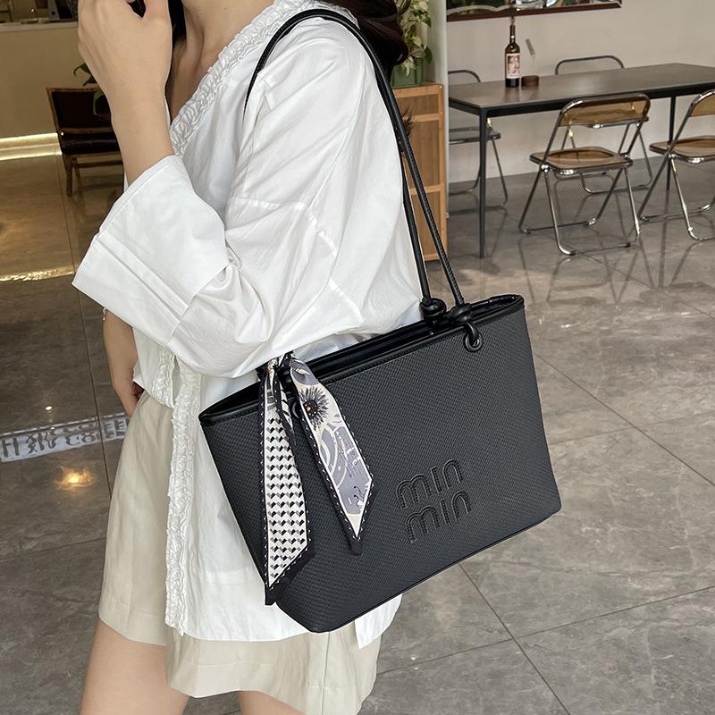 Portable large-capacity tote bag women's 2025 new trendy high-end versatile shoulder bag fashionable foreign messenger bag