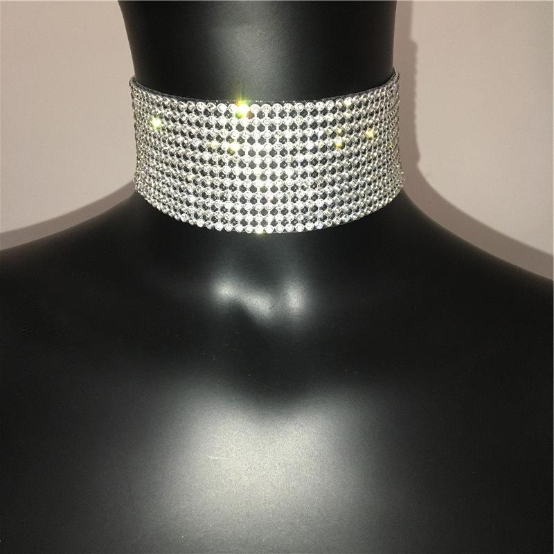 Chaîne de poitrine tendance entièrement pavée de strass et de diamants: Haut sexy à fines bretelles et dos nu pour femmes