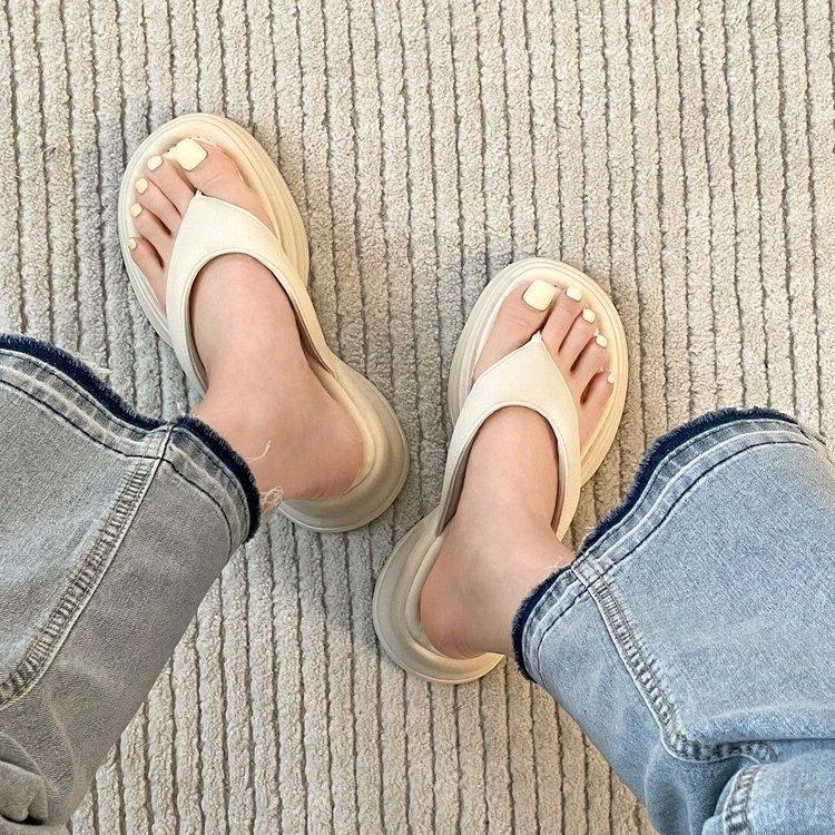

Thick-soled flip-flops women s spring and summer 2025 new Internet celebrity explosion niche versatile soft-soled casual beach shoes 40
