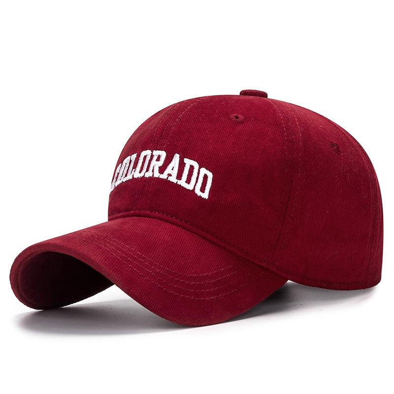 A Big-headed Letter Cap with A Soft Top That Highlights The Face and A Small Ducky-tongued Baseball Cap