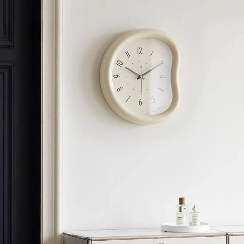 European Aesthetic Clock Wall Modern Art Creative Design Living Room Interior Wall Watch Simple Light Luxury