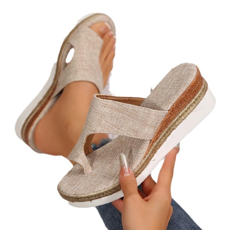 New Style Shoes: Large-sized Round-toe Retro Women's Shoes with Hollowed-out Wedge Heels, Large-sized Flip-flops