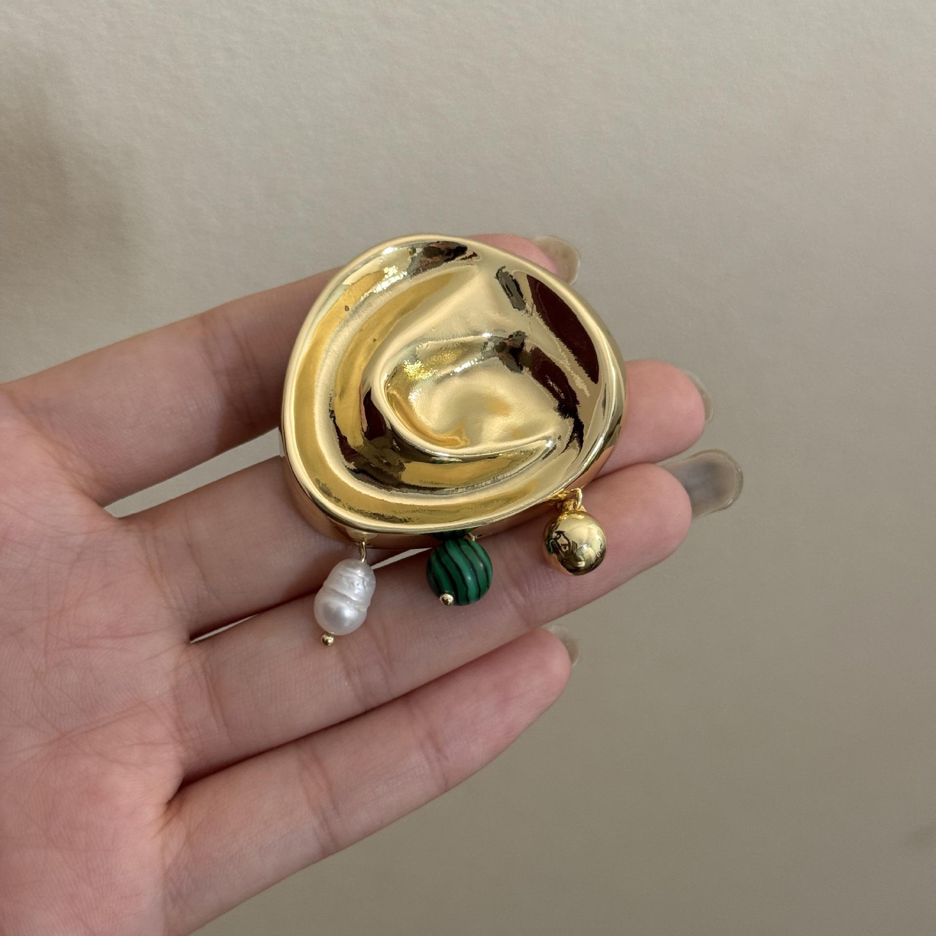 

Винтажная неправильной формы металлическая текстурированная брошь-подвеска с малахитом для женщин, уникальная модная булавка-корсет для костюма, аксессуары для вечеринки золотой