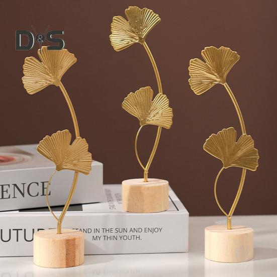 Goldene Ginkgoblatt-Dekoration mit Holzsockel, Metallfederblätter, Schneeflockenfigur, Statue, Skulptur, Home-Office, Wohnzimmer, Schreibtisch-Ornament
