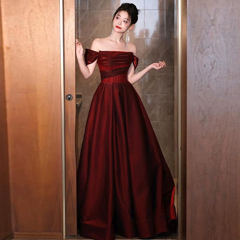 Pregnant women toasting clothes Bride shoulder