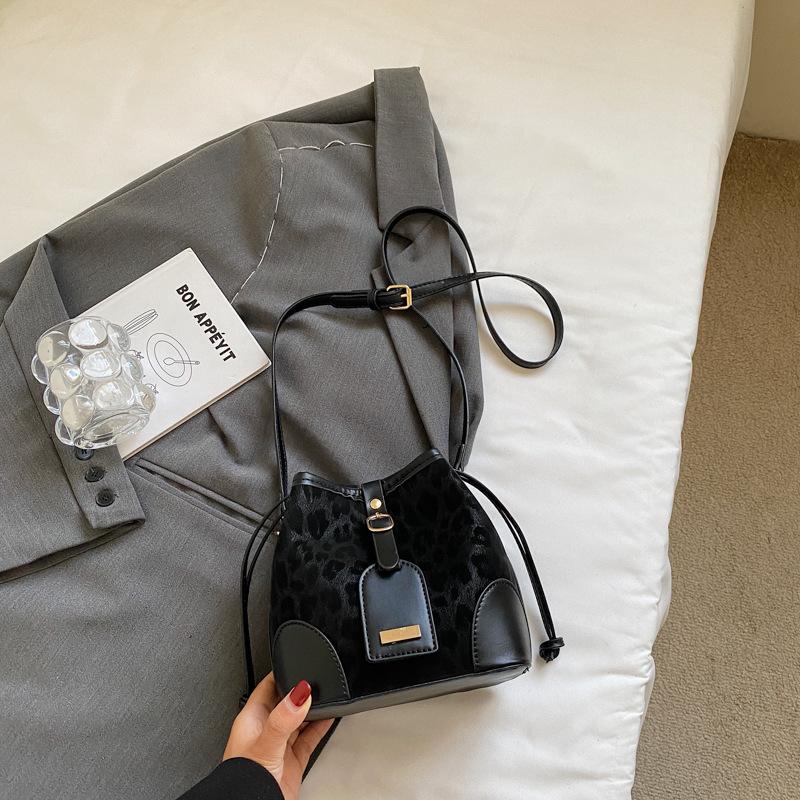 Осенняя новая сумка-ведро через плечо женская сумка высокая ценность повседневная текстура модная маленькая сумка