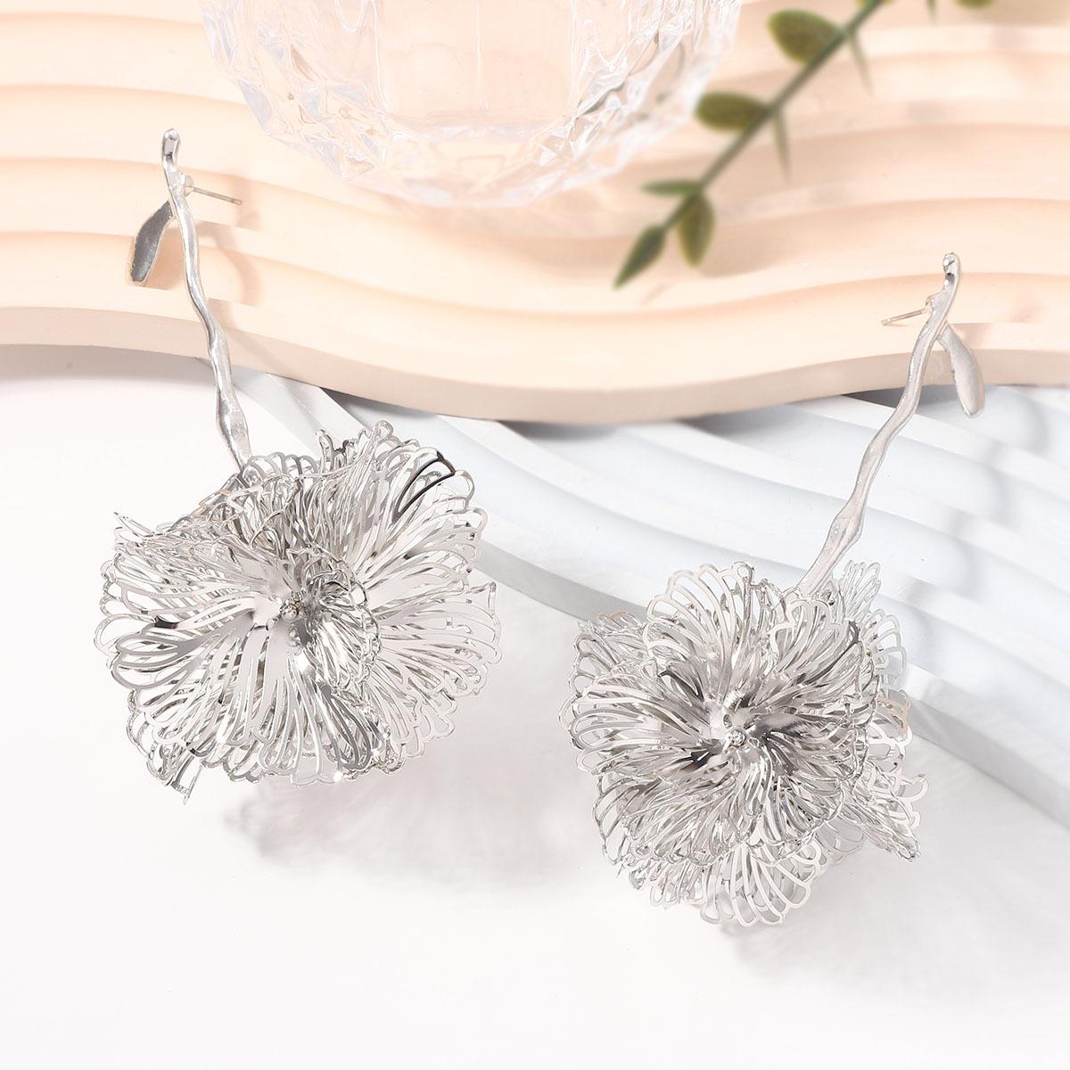

New The same medieval style metal high-end design cut-out big flower heavy work branch earrings earrings срібний