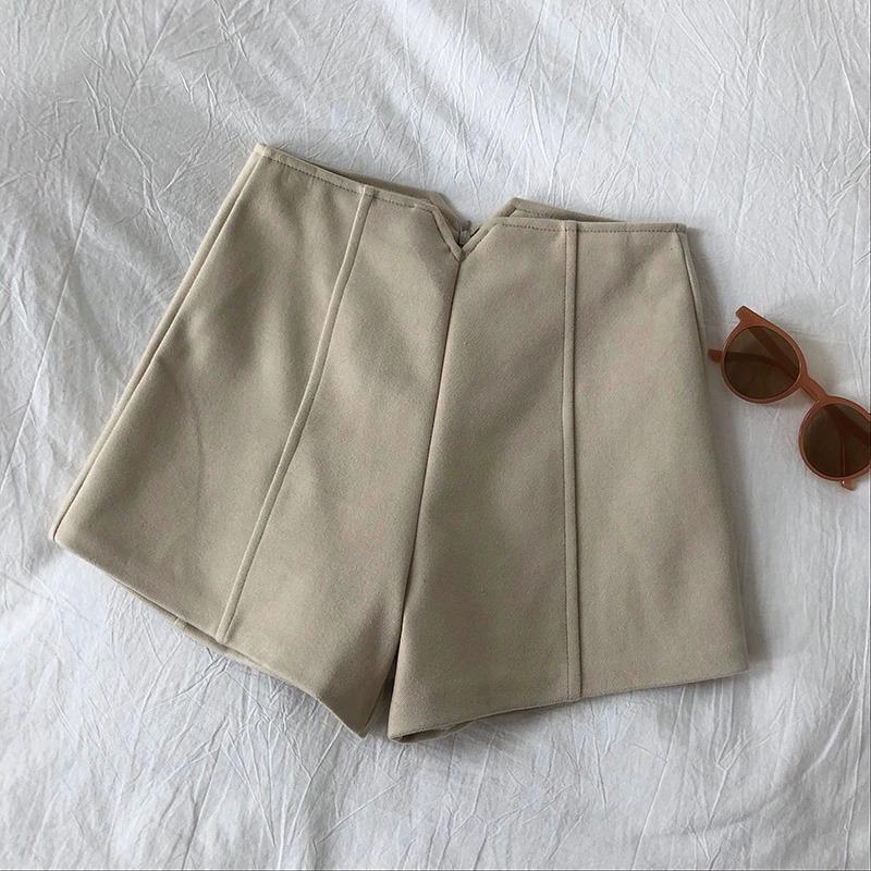 

Маленькие женские черные шерстяные шорты А-силуэта с высокой талией и ботинками на осень/зиму. XS бежевый