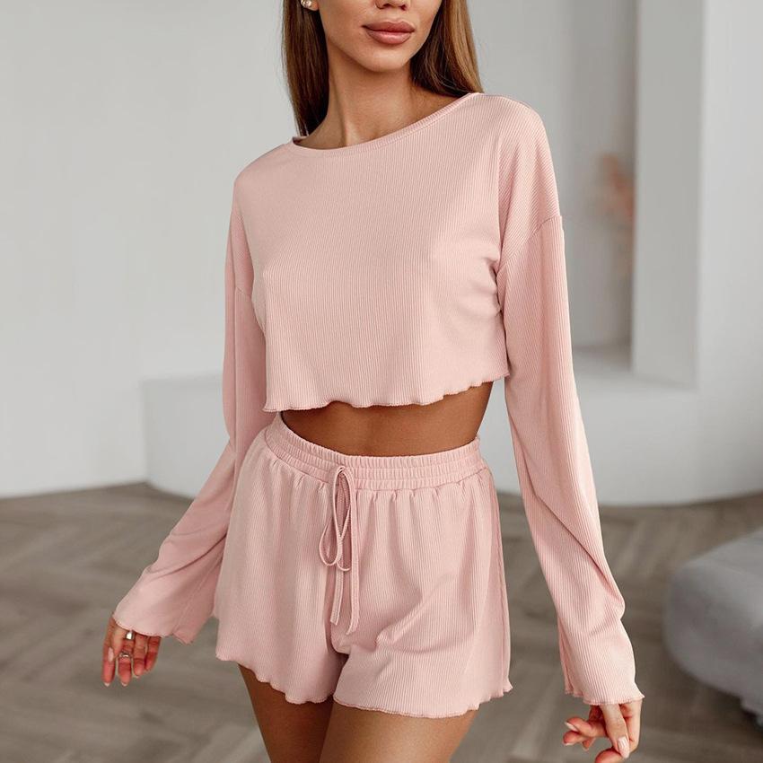 Completo due pezzi da donna per il tempo libero: top corto a coste in maglia morbida e traspirante e pantaloncini a maniche lunghe