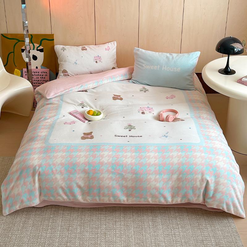 Thickened Milk Fleece Girl Heart Mengmeng Kitten Bed Four-Piece Set Coral Fleece 1.5 Meters