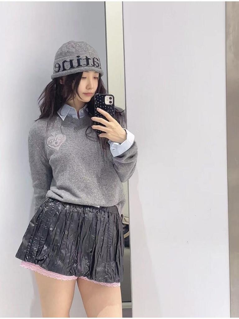 In-Stock MARDI Spring V-Neck Satin Black Heart Casual Sweater for Women