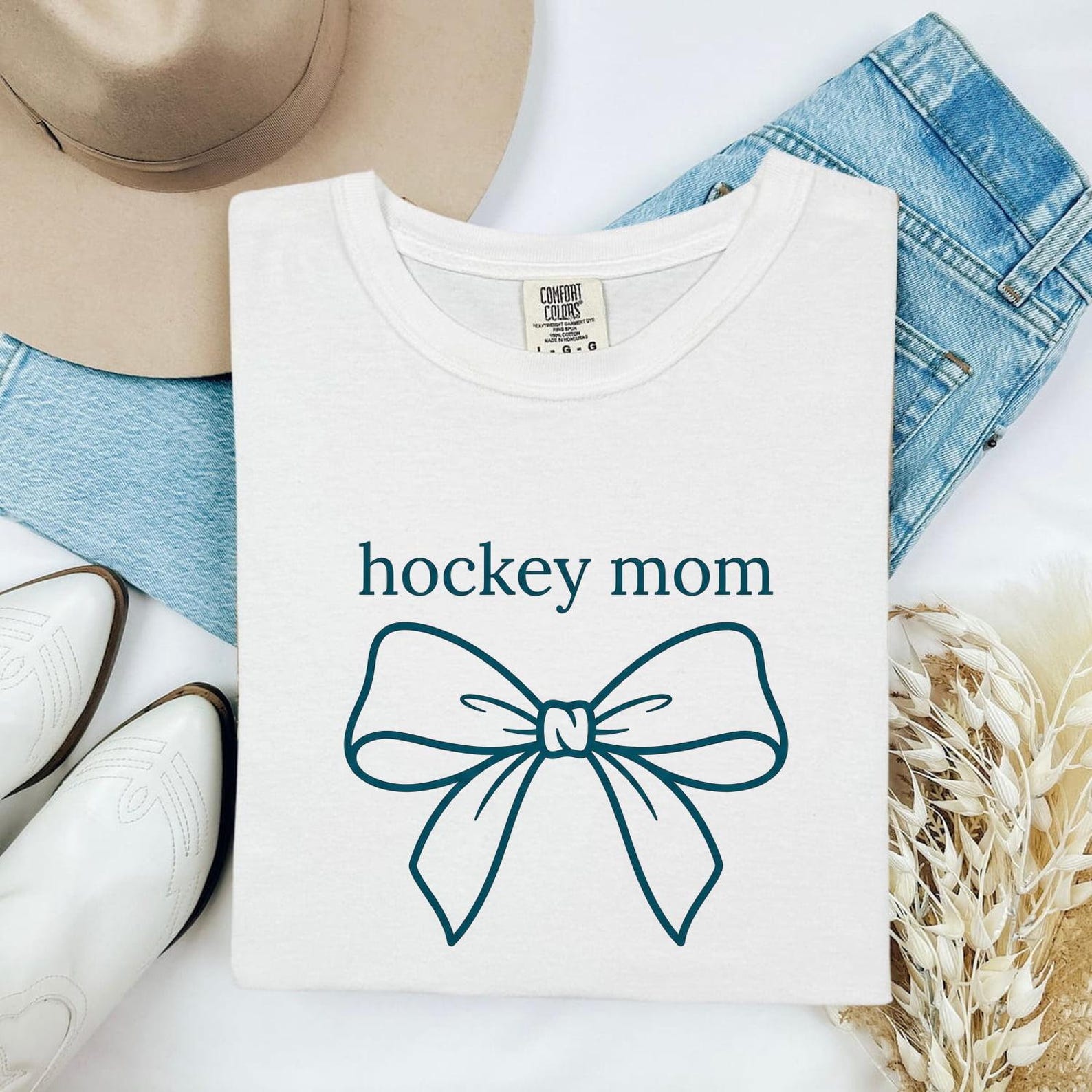 Bow Design Shirt Moms Ice Hockey Gift Women Line Art Tee Bow T-Shirt Mom Enthusiast Illustration Tshirt Hockey Graphic Contemporary Game Mom S