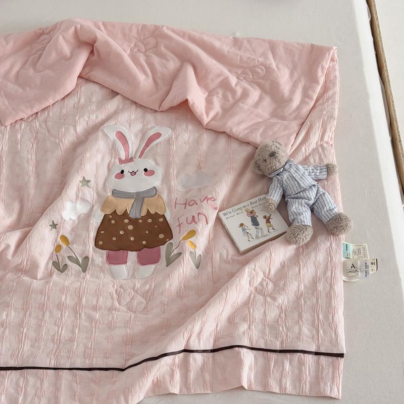 

A-Class Pure Cotton Cartoon Quilt - Three-Layer Gauze, Summer Cool, Machine Washable, for Single/Dual Use in Dorms, Ideal for Spring/Autumn 120*150cm Summer Quilt - 1.4 lbs