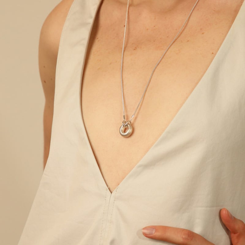 HUOBUNDLE white donut necklace