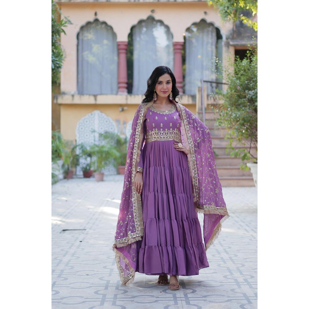 Pożądana damska suknia z pełnym dołem, wykonana z tkanin Star Georgette i designerska haftowana dupatta z atrakcyjnym koronkowym brzegiem, KOLOR:- 4