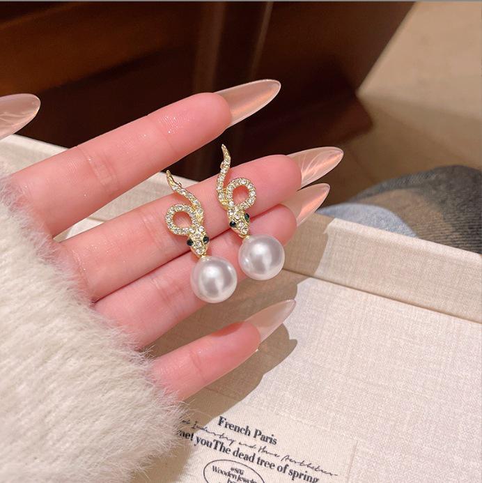 Koreanische Dongdaemun Geometrische Hängeohrringe mit Perlen - Trendige Accessoires für Frauen.