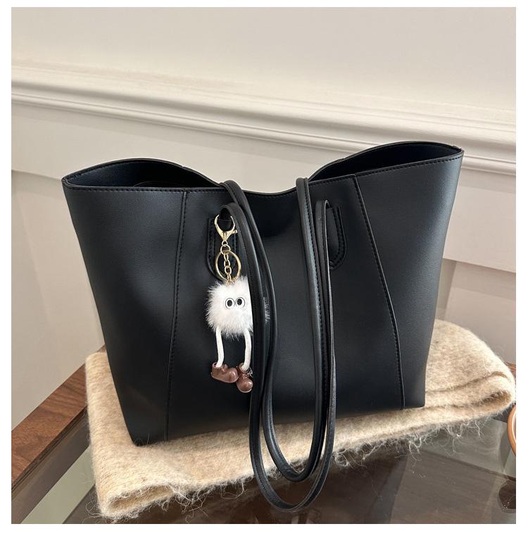 2024 Retro Large-Capacity Shoulder Tote: Casual Autumn/Winter Women's Pendant Bag