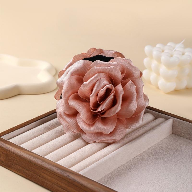 Látková růže květina klips vzadu na hlavě drdol žraločí klips foto klips na vlasy vlasový doplněk