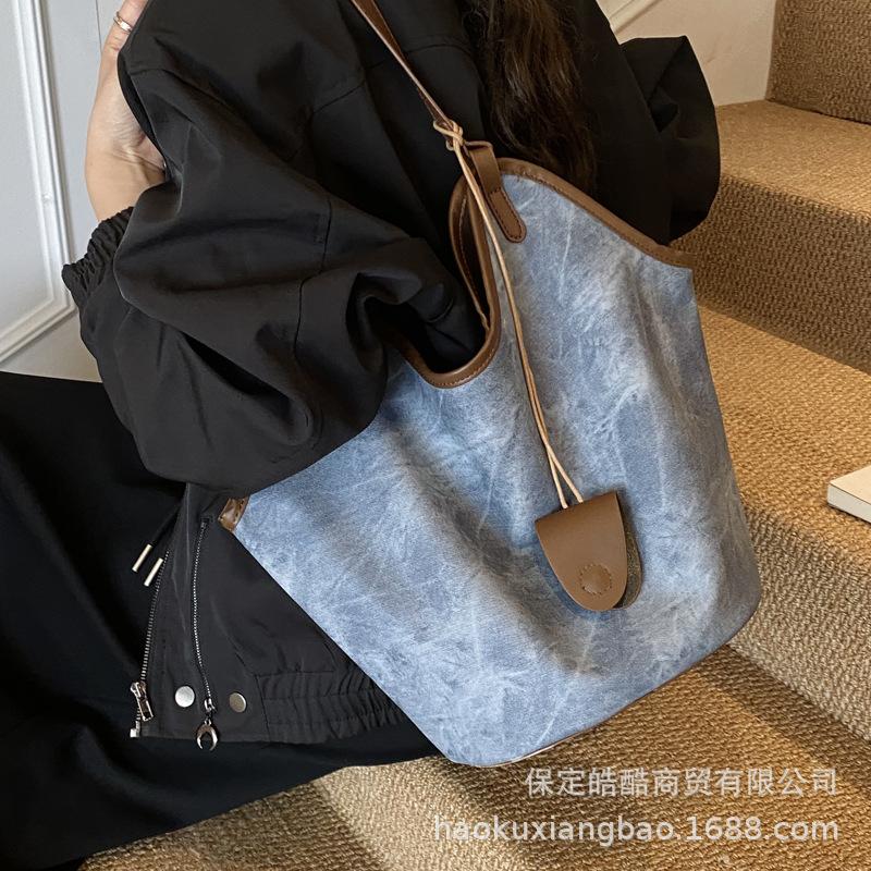 Retro Capacity Bag Women's 2025 New Trendy Korean Contrasting Color Casual Tote Bag Niche Fashion Versatile Armpit Bag