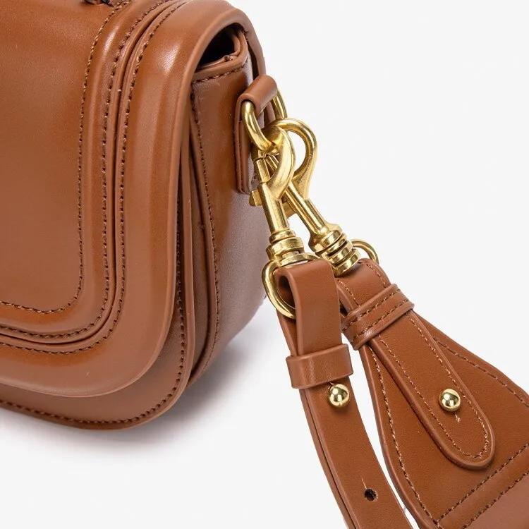 New Fashi Women's Shoulder Bag Classic Simple Solid Color Exquisite Crossbody Bag Leisure Commuter Clamshell Leather Bag