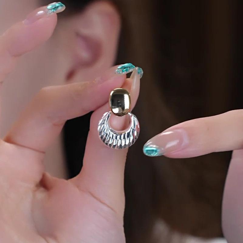 French retro simple temperament fashion light luxury high-end earrings geometric gold and silver two-color plaid flash earrings women