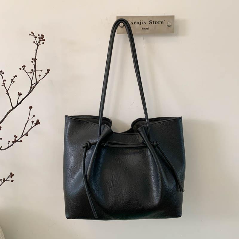 

Korean version of high-value large-capacity bag women s autumn 2025 new shoulder bag commuting to work portable tote bag