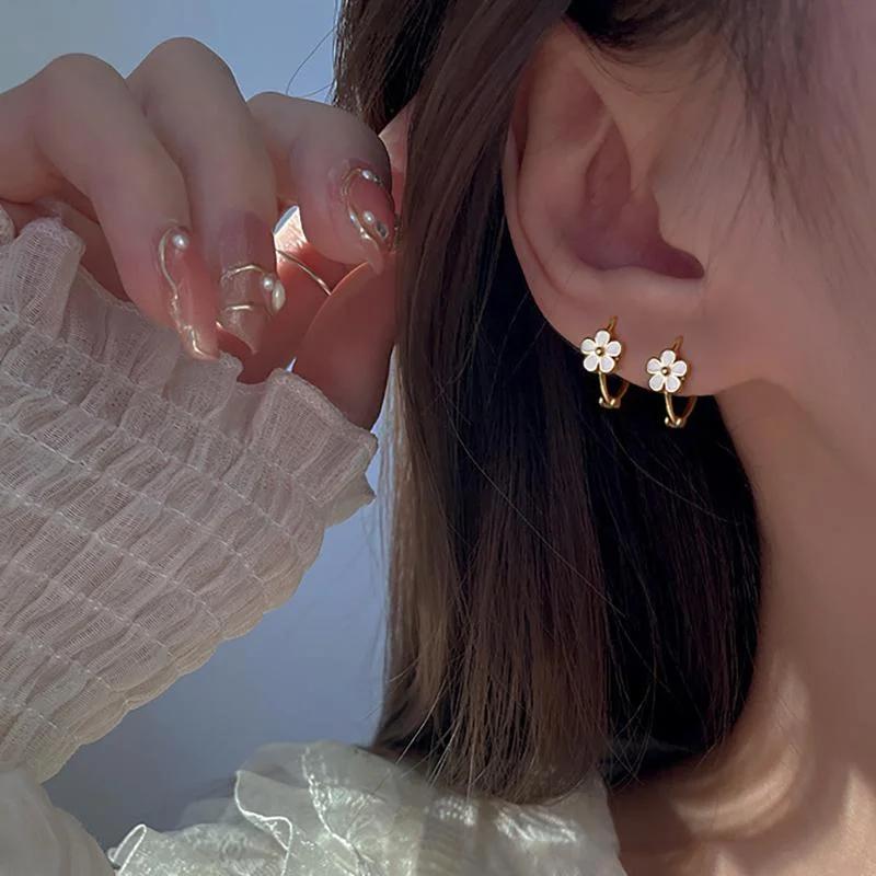 Korean Fashion Fresh Flower Enamel Hoop Earrings for Women Dripping Oil Huggies Earrings Girl Charm Cute Ears Party Jewelry Gift