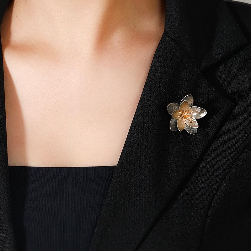 New Chinese design lotus brooch retro literary Chinese style neckline pin exquisite high-end cheongsam accessories women