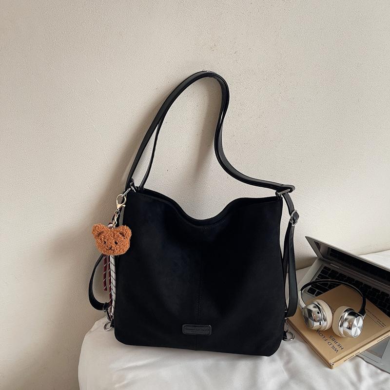Retro shoulder bag, soft leather large-capacity bucket bag, women's 2025 new autumn model, simple casual commuter backpack.