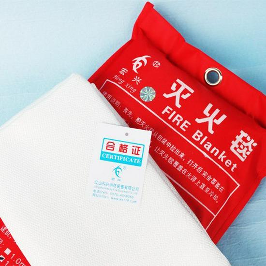 Ognioodporny koc spawalniczy 1x1 metr - Włókno szklane, ucieczka pożarowa i dymoszczelna tkanina trudnopalna