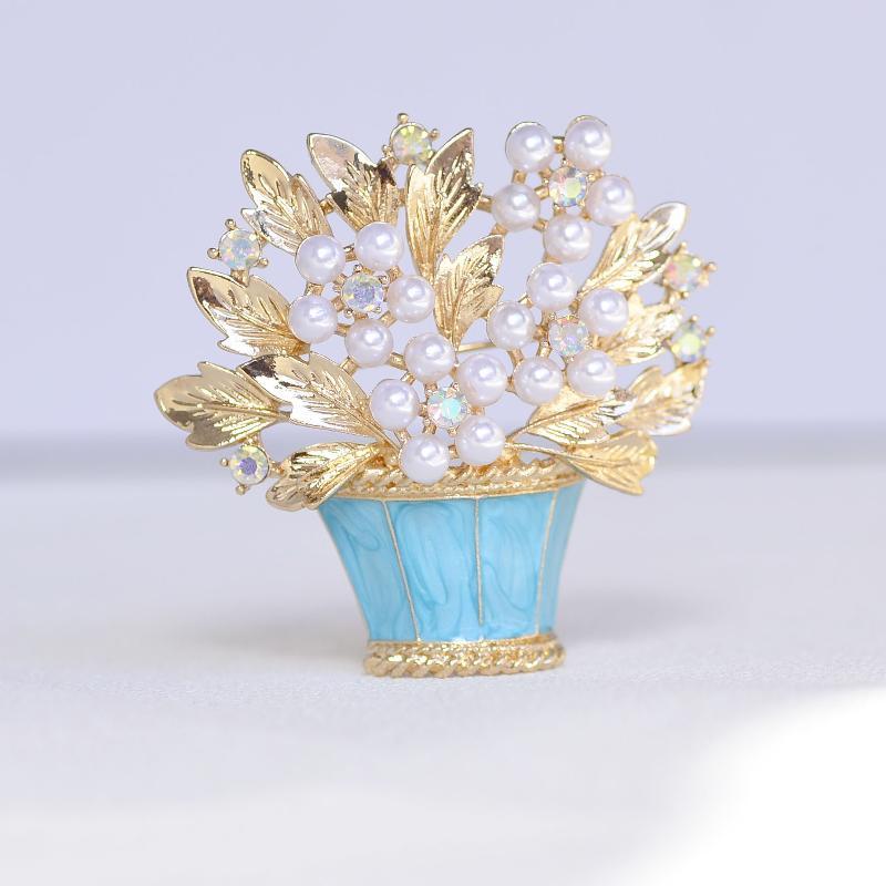 Exquisite Pearl Flower Brooches for Women Shiny Charming Lapel Pins Ideal Gift for Wife Mom Wedding Party Office Use