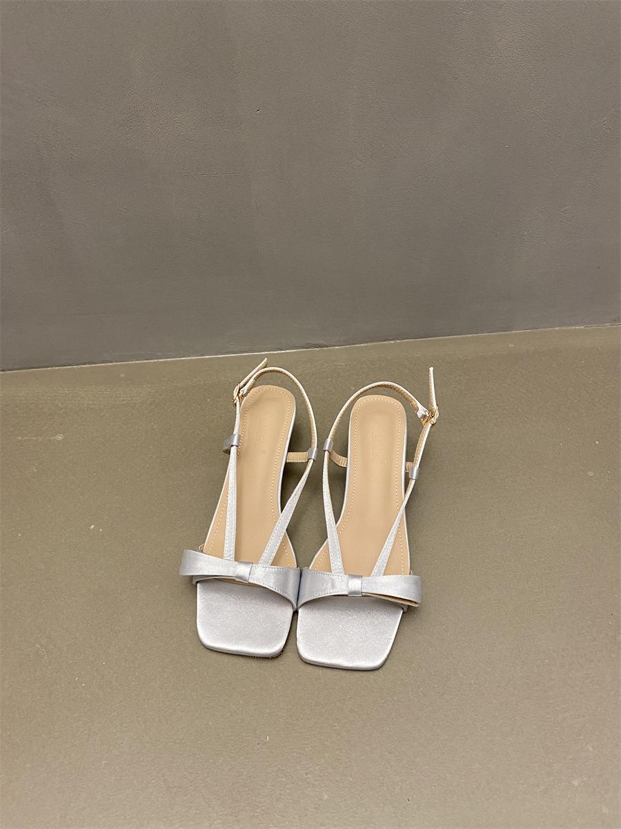 

2025 весна и осень новые простые слова с модным бантом женские сандалии стилет ремешок сзади высокие каблуки 40 серебряный